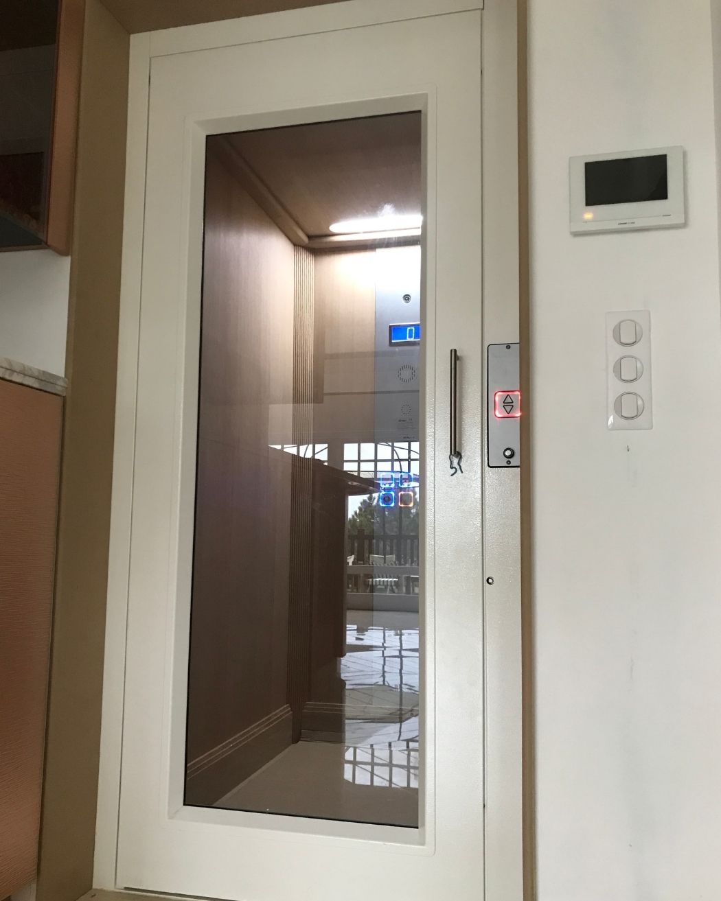 Ascenseur privatif avec porte automatique