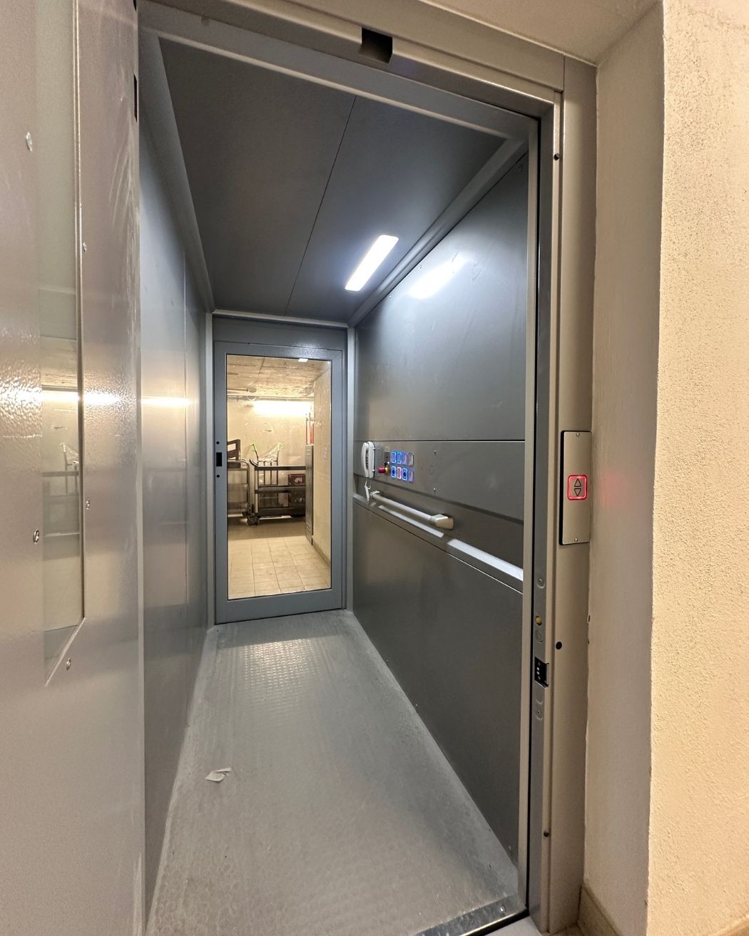 Élévateur avec porte vitrée