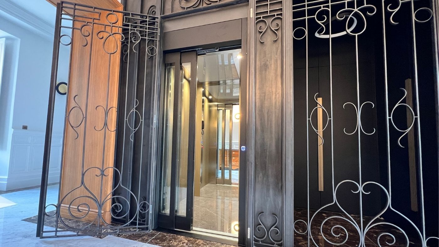 Ascenseur privatif avec habillage bois